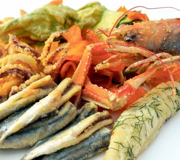 Il fritto di misto di pesce crostacei e verdure