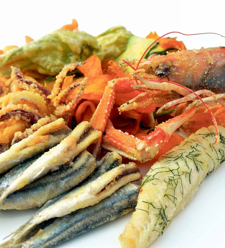 Il fritto di misto di pesce crostacei e verdure