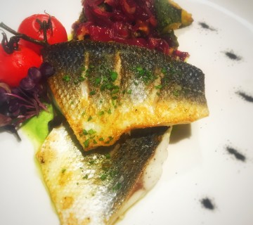 Filetto di branzino con sarò di zucchine