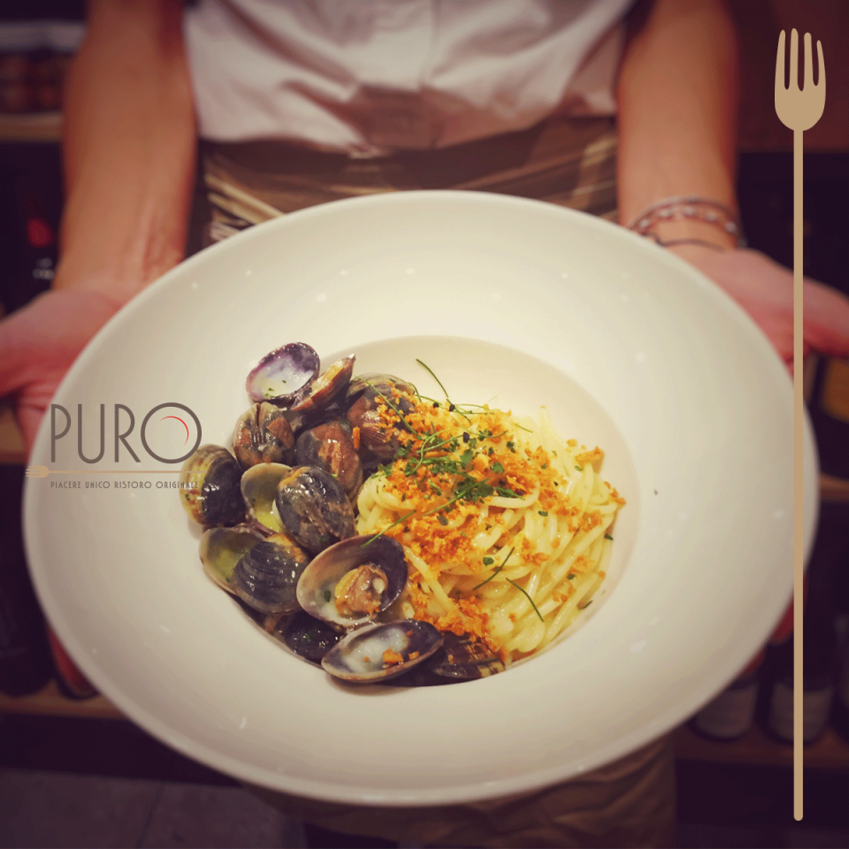 Lo spago alle vongole con polvere di pane aromatica