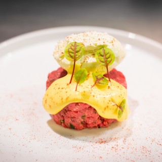 La tartare di filetto d'angus irlandese con zabaione piccante e burroil