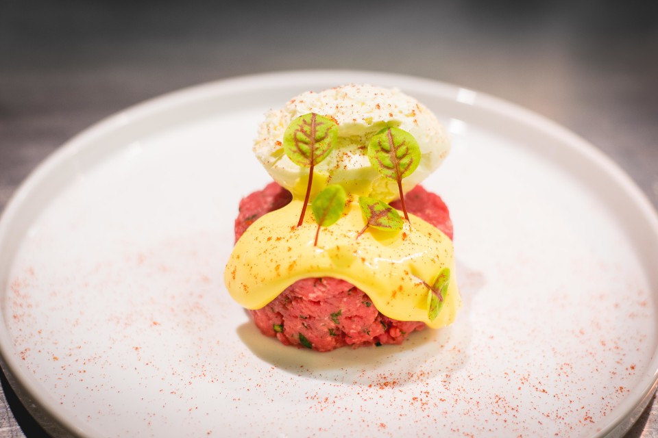 La tartare di filetto d'angus irlandese con zabaione piccante e burroil