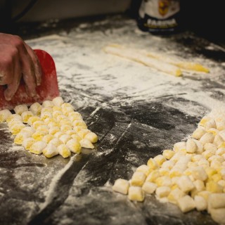 Gli gnocchi li facciamo in casa